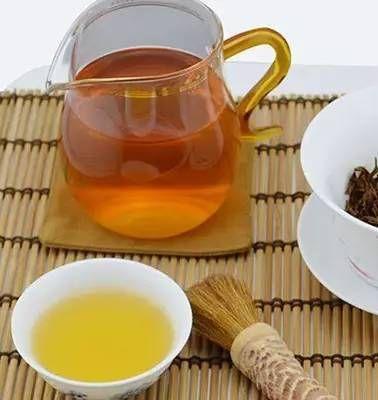 用盖碗泡茶时，要放多少茶叶最好？
