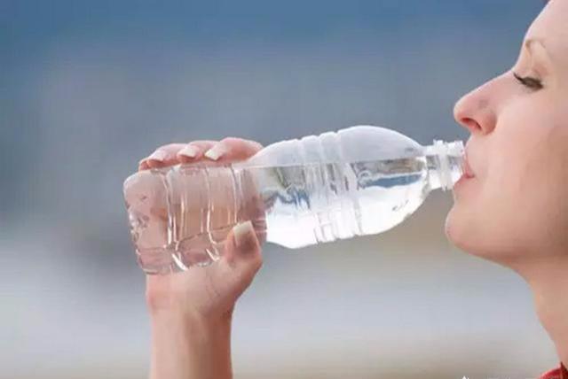 多喝水究竟对身体有没有好处？听听专家的分析