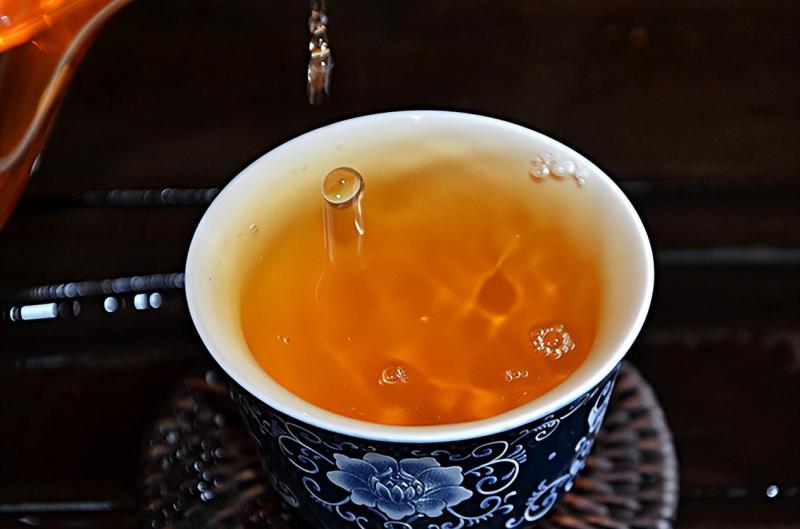 连翘红茶和绿茶的区别（红茶和绿茶有什么不同）